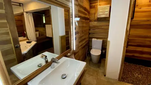 Suite-with-Double-Jacuzzi-7