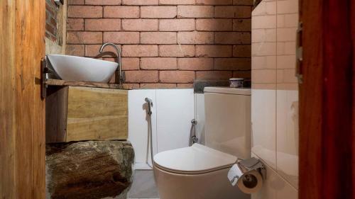cabana-by-family-in-toilet