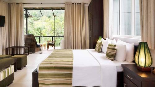 suite-with-mountain-02