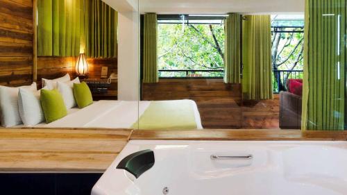 suite-with-river-02